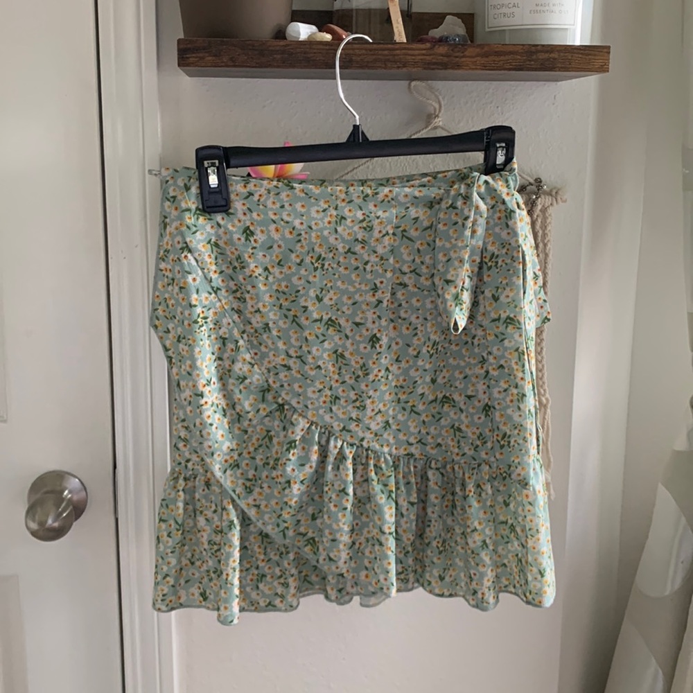 BOUTIQUE FLORAL WRAP SKIRT